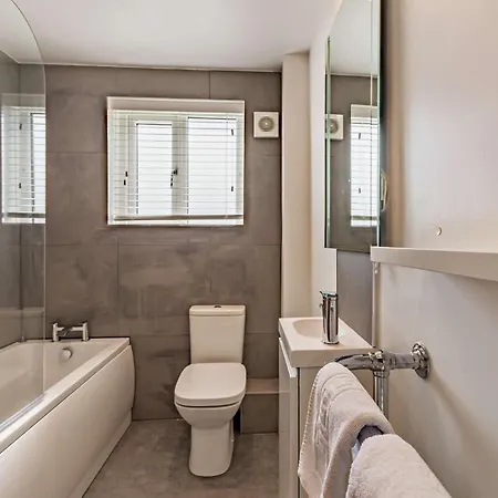 2 Bed In Grange-over-sands Oc-89206 קרטמל